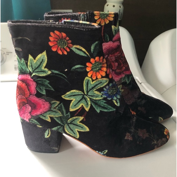 Mel Qi Yi Ku Shoes - Woman’s velvet floral booties